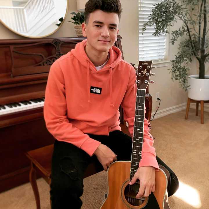 JoJo Siwa’s Dating History Through the Years: Chris Hughes and More