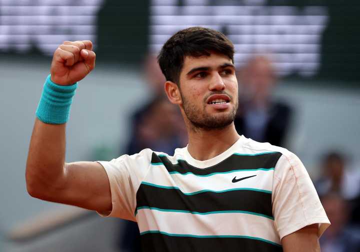 Alcaraz gana a Sinner para mantener su fortín de Roland Garros
