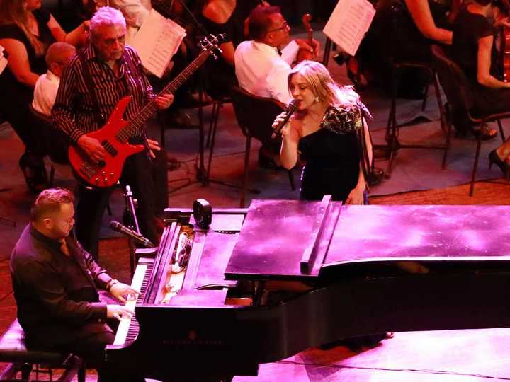 Revive nostalgia en escena cubana con tributo a Armando Manzanero