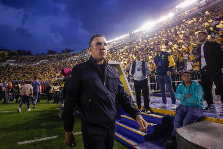 El técnico uruguayo Vicente Sánchez sale del Cruz Azul