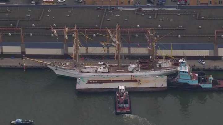 Remolcan al Buque Escuela Cuauhtémoc tras accidente mortal en el Puente de Brooklyn