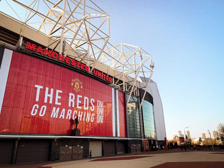 Manchester United eleva su pronóstico de beneficio anual pese a temporada complicada