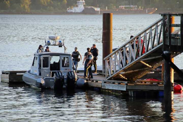 1 child dead, another airlifted to hospital after North Vancouver boat crash
