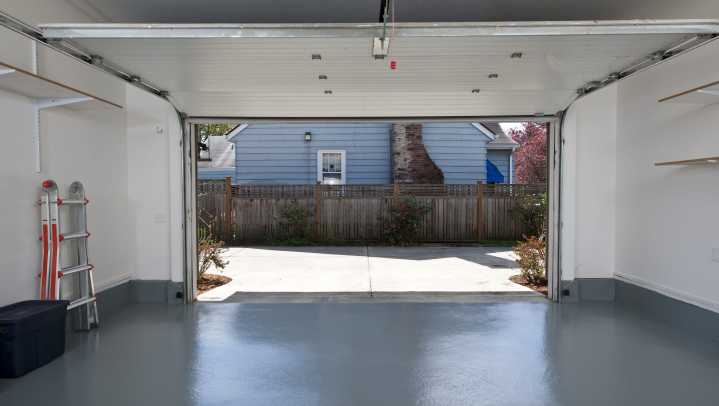 Does cracking garage door help with the heat? What to know in Arizona