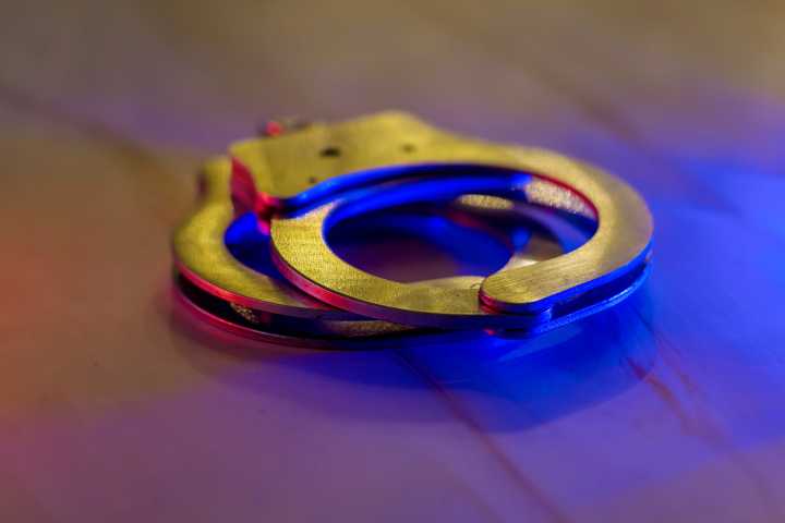 Arrestan a maestra por solicitar a los medios información sobre abuso sexual infantil