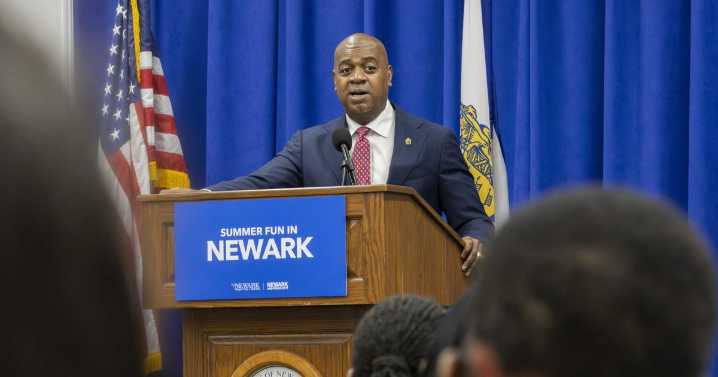 Newark mayor sues New Jersey’s top federal prosecutor after arrest at immigration detention site