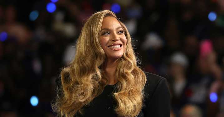 Beyoncé’s Dazzling Assless Chaps Had So Many Swarovski Crystals