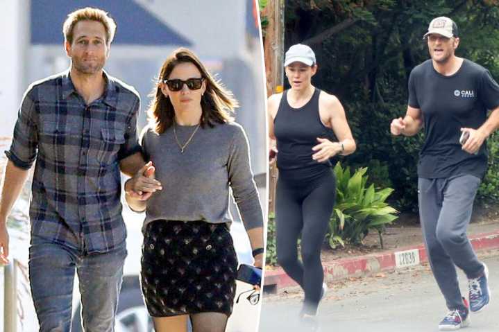 Jennifer Garner kisses boyfriend John Miller in rare PDA pics