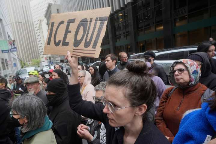 ICE enfrenta protestas por detenciones de cualquier indocumentado