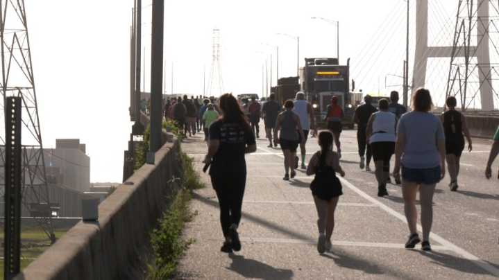 Hundreds run across iconic Mobile bridge to help Africatown