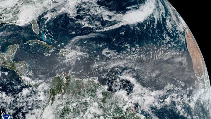 How 'tropical waves' help and confound hurricane…