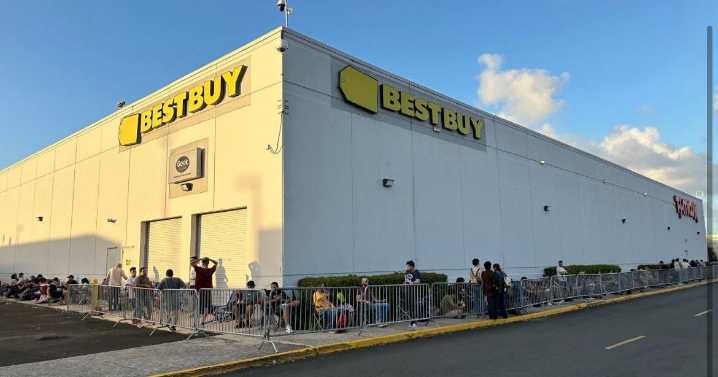 VIDEO: Cientos hacen fila a las afueras de Best Buy para comprar el Nintendo Switch 2 y Mario Kart World