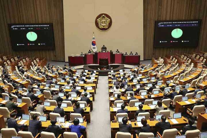 Probes of former S. Korean regime OK’d