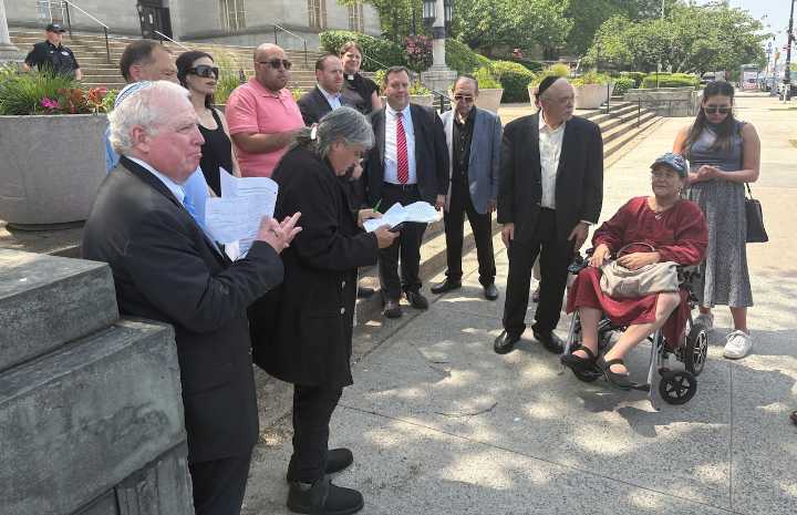 Staten Island faith leaders, public officials hold vigil against antisemitism