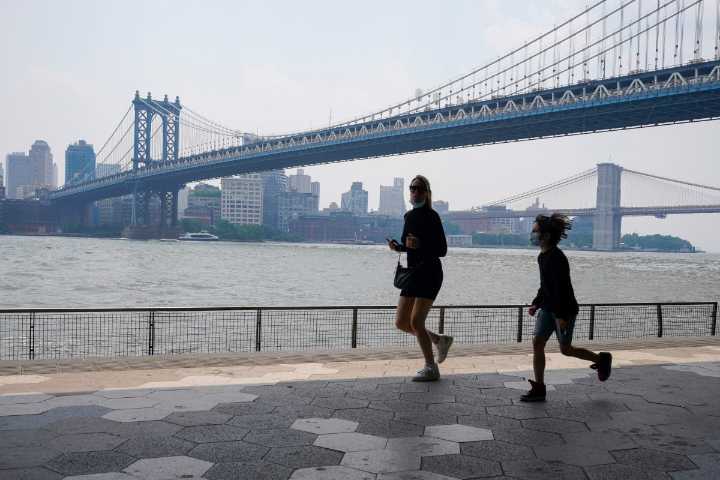 Hallan dos cuerpos en East River de Nueva York: posibles adolescentes reportados desaparecidos