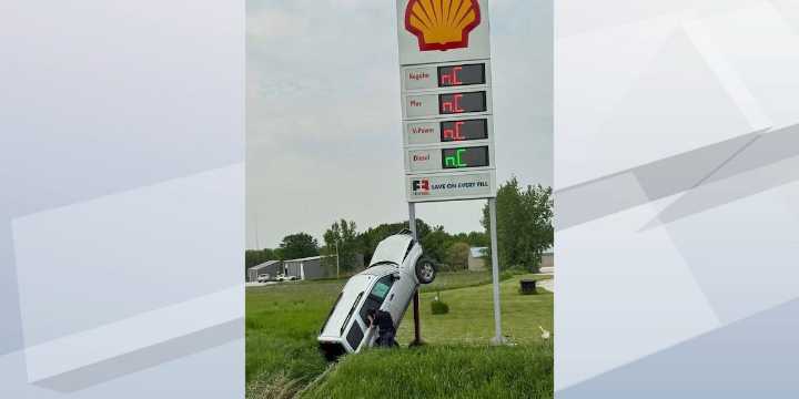 Man arrested after crashing into gas station sign, running from deputies