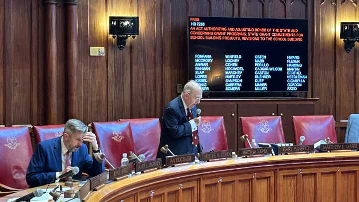 Lawmakers try to push remaining priorities on last day of session