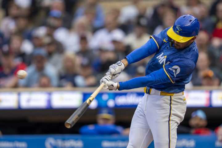 Two homers spark Blue Jays' comeback against Twins