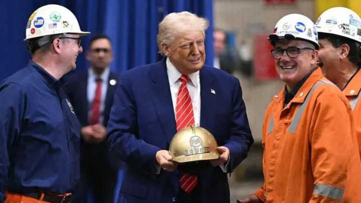 Trump firmó la orden que duplica los aranceles al acero y al aluminio hasta el 50%