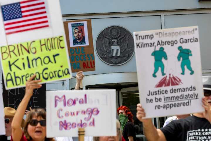 Migrante deportado ilegalmente a El Salvador vuelve a EEUU y es acusado de tráfico humano