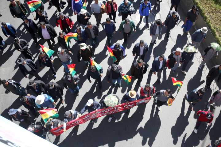 Miles de transportistas protestan en Bolivia por escasez de combustible