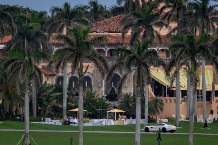 Detienen a joven por allanar la casa de Trump para “casarse” con su nieta