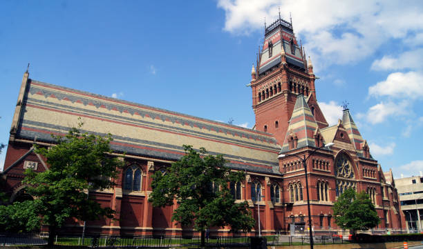 EE.UU. prohíbe emitir visas a estudiantes extranjeros de Harvard