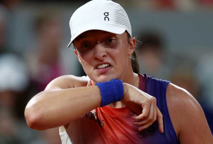 Roger Federer’s Billion Dollar Brand Rallies Behind Iga Swiatek After French Open Exit Marks 1-Year Title Drought Despite her French Open exit, the defending champion Iga Swiatek gets a major backing 