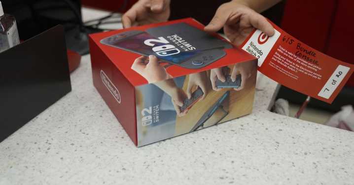 Aficionados hacen largas filas para recibir nuevo Nintendo Switch 2