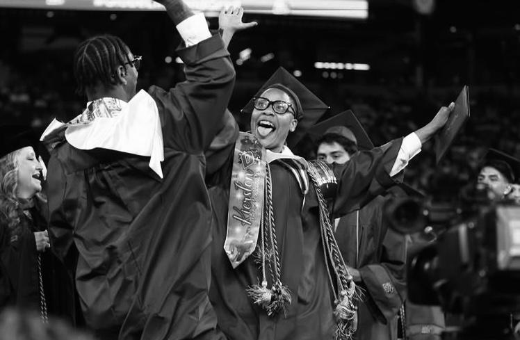 “Stay Strong for Mom”: CFB World Mourns as Freshman QB Loses Twin Sister Days After Celebrating Graduation Together Fans pay respect as freshman QB standing at a crucial juncture of his life gets hit 