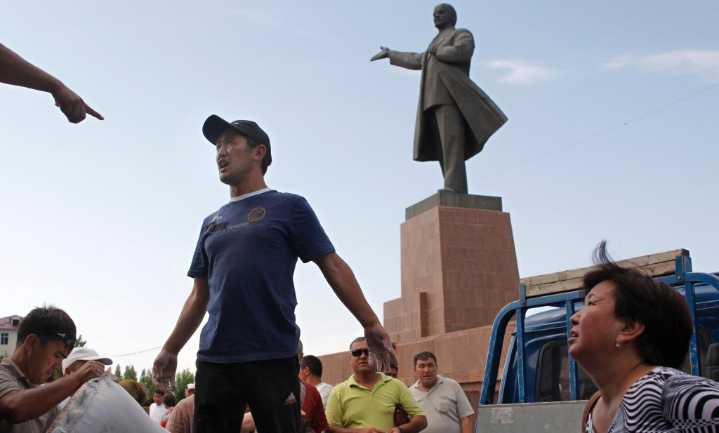 Kirguistán retira una enorme estatua de Lenin