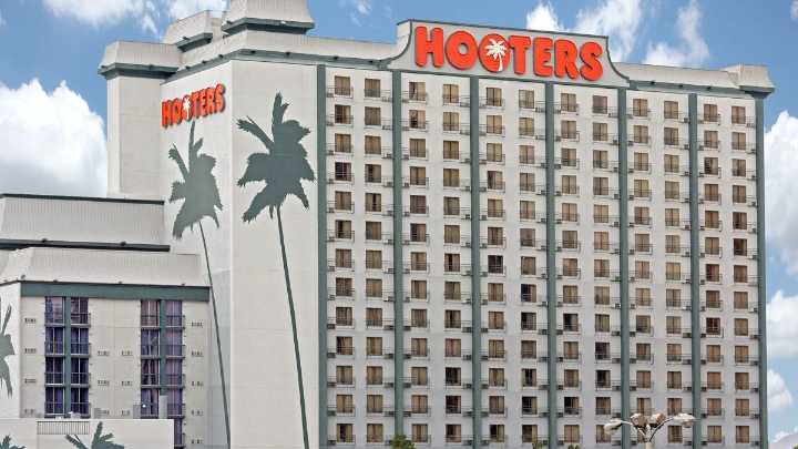 Illinois Hooters location among over two dozen abruptly closed