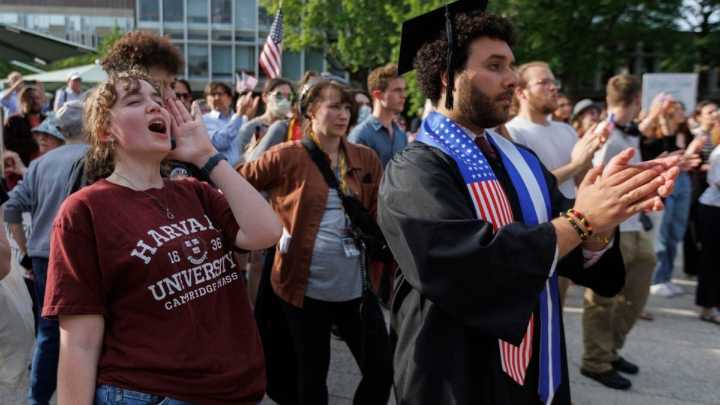 Los españoles en Harvard, entre la paranoia, la incredulidad y la frustración: "Que tengamos que preocuparnos por nuestros visados es la gota que colma el vaso"