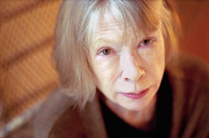 Cuando Joan Didion se contaba historias para poder morir: viaje al archivo íntimo de la escritora