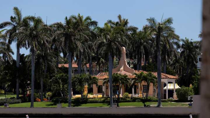 Arrestan a un hombre por allanar la propiedad de Trump en Mar-a-Lago para "difundir el evangelio" y casarse con su nieta