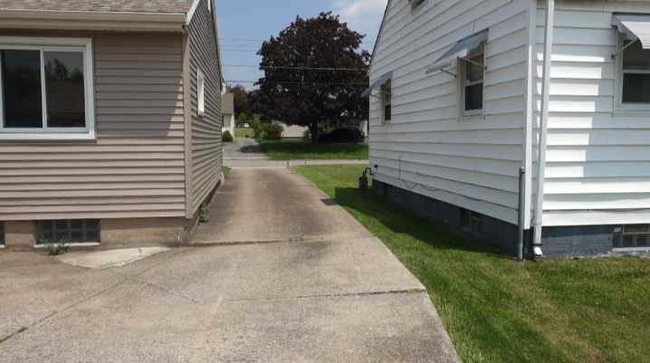 Campbell woman says neighbor's fence plan could block driveway, calls for city ordinance
