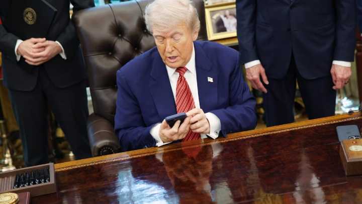 Trump y las teorías de la conspiración: ahora da pábulo a la idea de que Biden fue ejecutado y lo sustituyó un clon