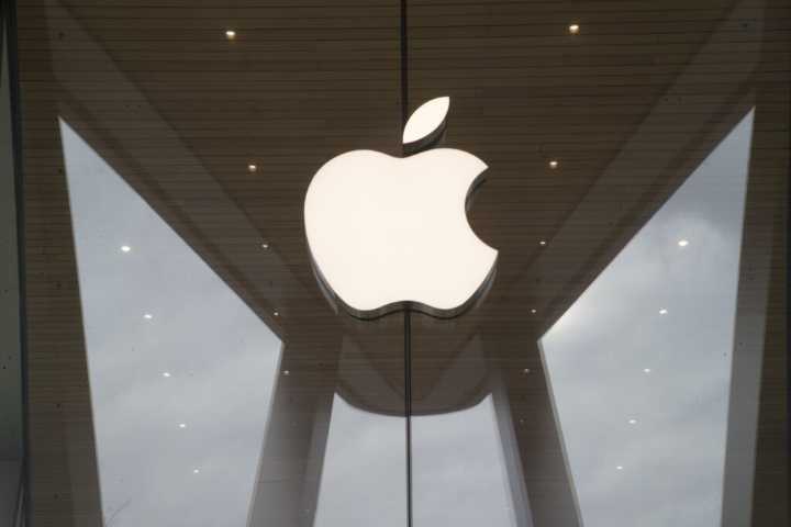Apple loses bid to halt court ruling that blocks some fees from its iPhone app store