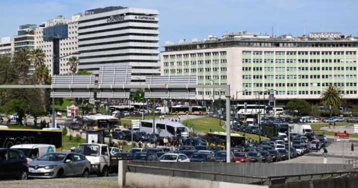 New Portugal entry system means UK tourists face 'three hour wait' at airports