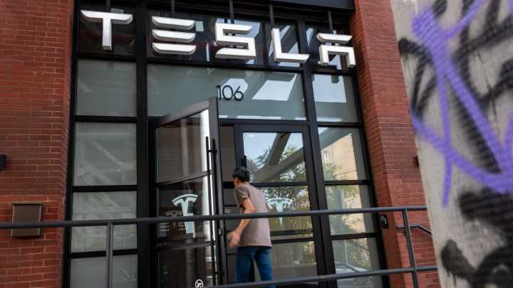 Goldman lowers price target on Tesla, cites global delivery weakness