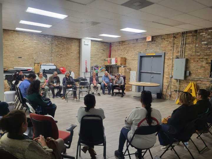 Líderes hispanos de Chicago organizan rechazo al plan de 3.5% de impuesto a las remesas