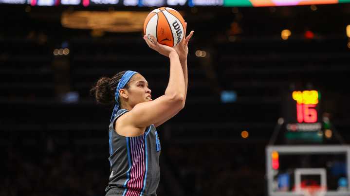 Brionna Jones gets standing ovation before Sun return
