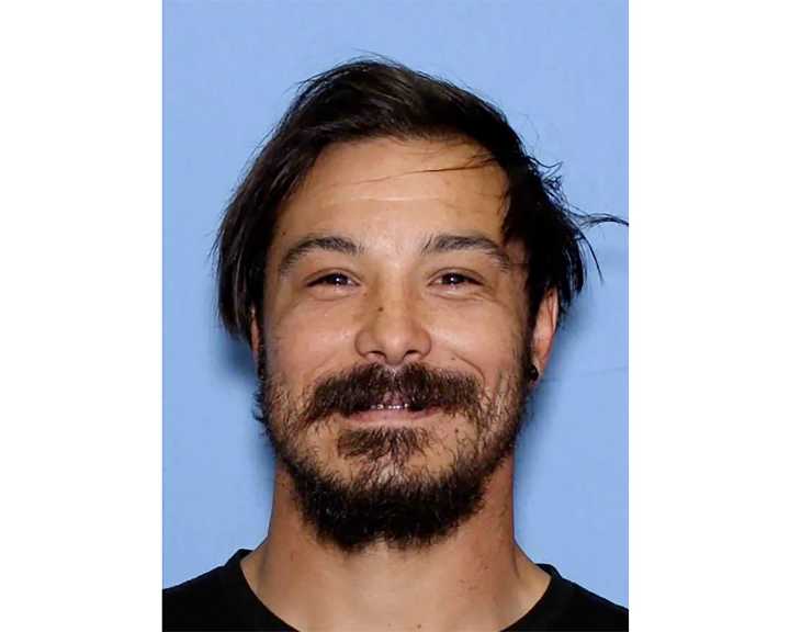 Ofrecen $20,000 por Travis Decker, acusado de asesinar a sus tres hijas Washington