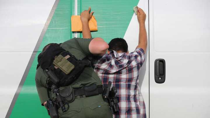 ¿Qué sucede después del arresto de un inmigrante? Esto es lo que pasa cuando son trasladados a un centro de detención
