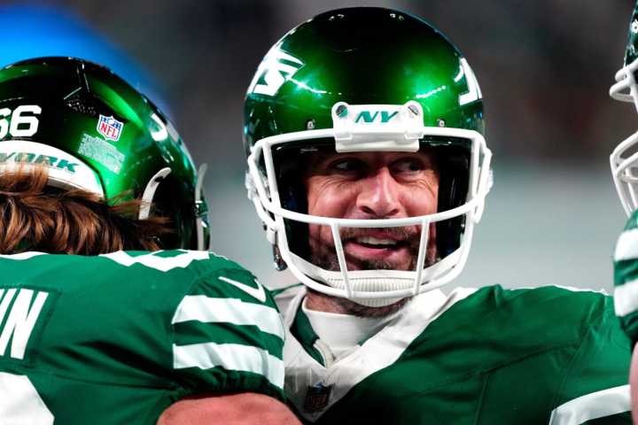 Steelers Officially Sign QB Aaron Rodgers To One