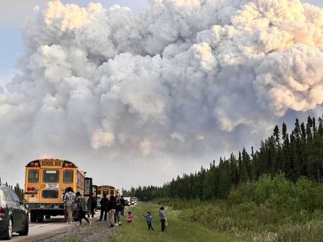 Take care of your eyes amid wildfires and smoke, ophthalmologists urge