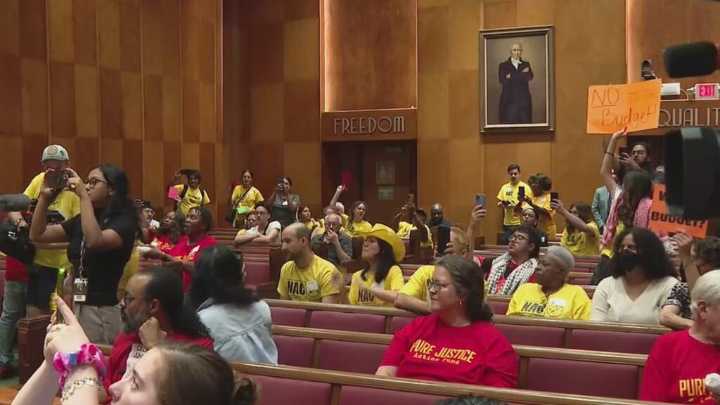 Manifestantes se apoderan de estrado en Concilio de Houston tras aprobación del nuevo presupuesto