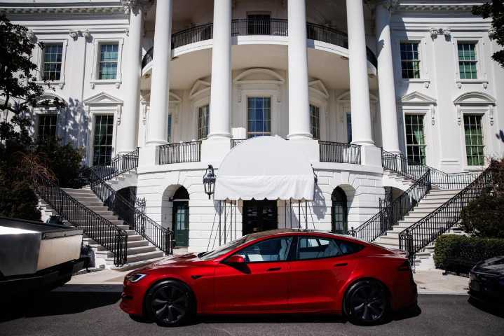 Trump planea vender el Tesla que compró a Musk, según la Casa Blanca