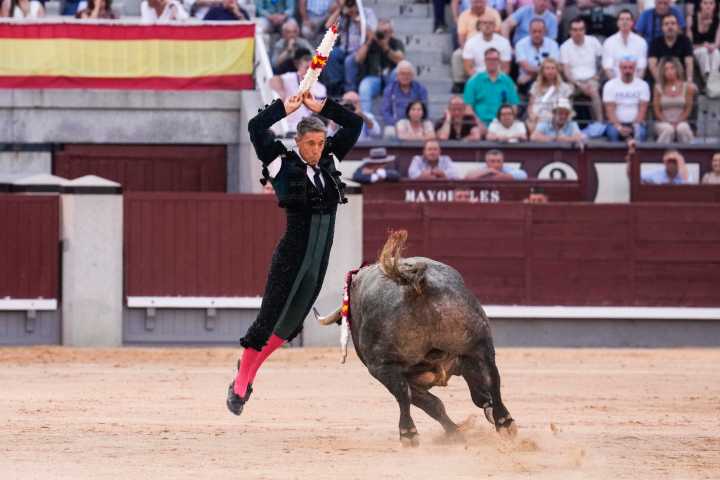 El abono de San Isidro finaliza con tensión en el ruedo y en los tendidos