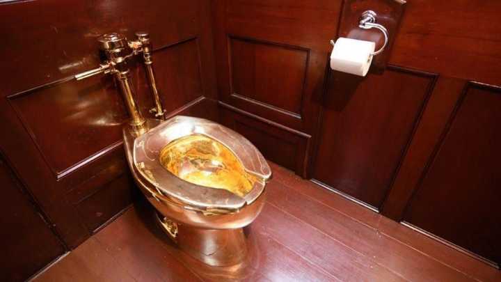 La historia de cómo se robaron de un palacio británico un inodoro de oro de $6 millones de dólares